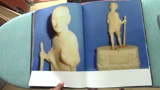 Joker — spread, two figurines on plinths